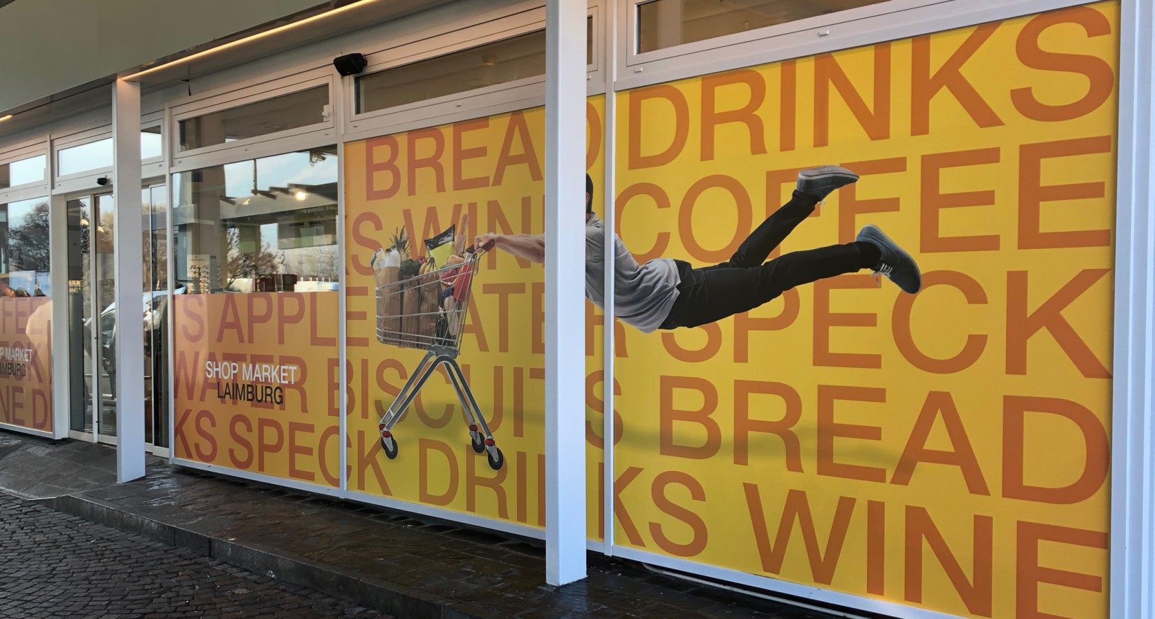Fensterbeklebung Supermarkt in Digitaldrucktechnik